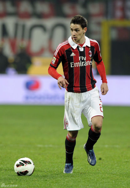 球场失意但！恩德里克红牌停赛看台观战，妻子喂食&美女环绕（赛场失意仍成焦点：恩德里克红牌停赛看台观战，妻子喂食美女相伴）