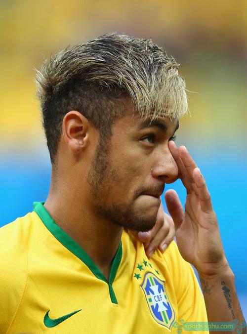 本泽马谈C罗：场上见面很冷淡？我们在更衣室已拥抱过了（本泽马回应与C罗场上显冷：更衣室里我们早已相拥）