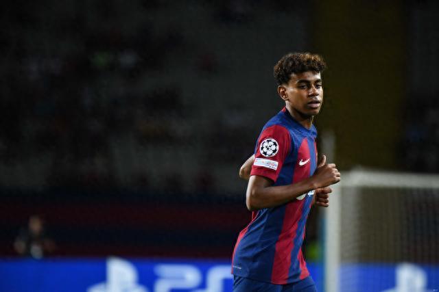 上海海港实现中超三连冠，为中国顶级联赛历史第三队（上海海港斩获中超三连冠，成为中国顶级联赛史上第三支达此成就的球队）