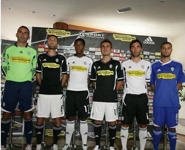 有父亲的风范吗？梅西小儿子西罗在迈阿密U8比赛中任意球破门