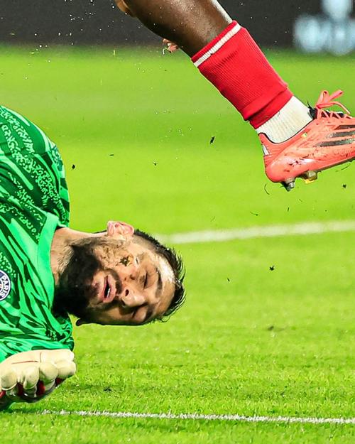 你故意的吧？范戴克防守传中时高举右手导致手球送点