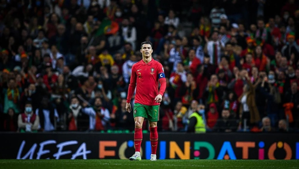 非洲杯战报：马赫雷斯梅开二度，阿尔及利亚3-0十人苏丹（非洲杯简讯：马赫雷斯双响，阿尔及利亚3-0完胜十人苏丹）