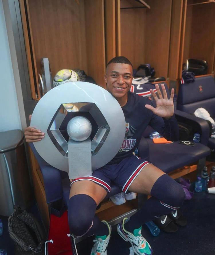 海纳：没注意到针对赫内斯的横幅；拜仁的章程比50+1严格