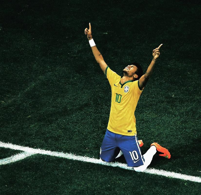 莲湖区机场小学：飞翔少年勇拼搏 绿茵场上展风采