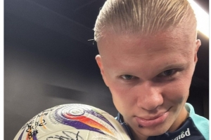 已437天未理发！曼联“蓄发哥”赛后点评：本赛季最佳发挥（437天没剪发！曼联“蓄发哥”赛后直言：本季最强发挥）